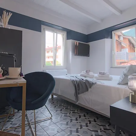 2 Min - Modern At 1 Min To Station - Wifi, Ac Guest house